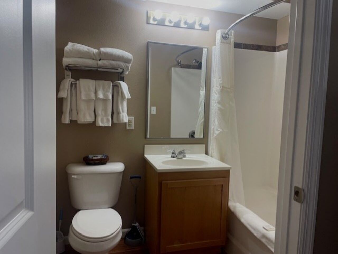 studio suite | bathroom | combined shower/bathtub, free toiletries, hair dryer, towels