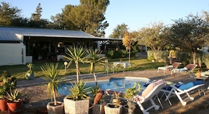 Piscine extérieure, parasols, chaises longues