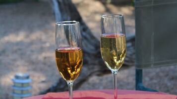 Dos copas de vino sobre una mesa con un mantel rojo.