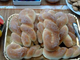 Una bandeja de pan trenzado espolvoreado con azúcar.