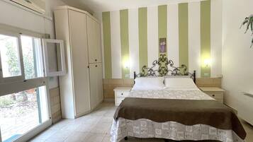 Muebles diferentes, cortinas blackout, wifi gratis y ropa de cama