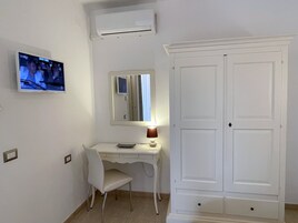 Comfort Double Room | Individually furnished, blackout drapes, free WiFi, bed sheets