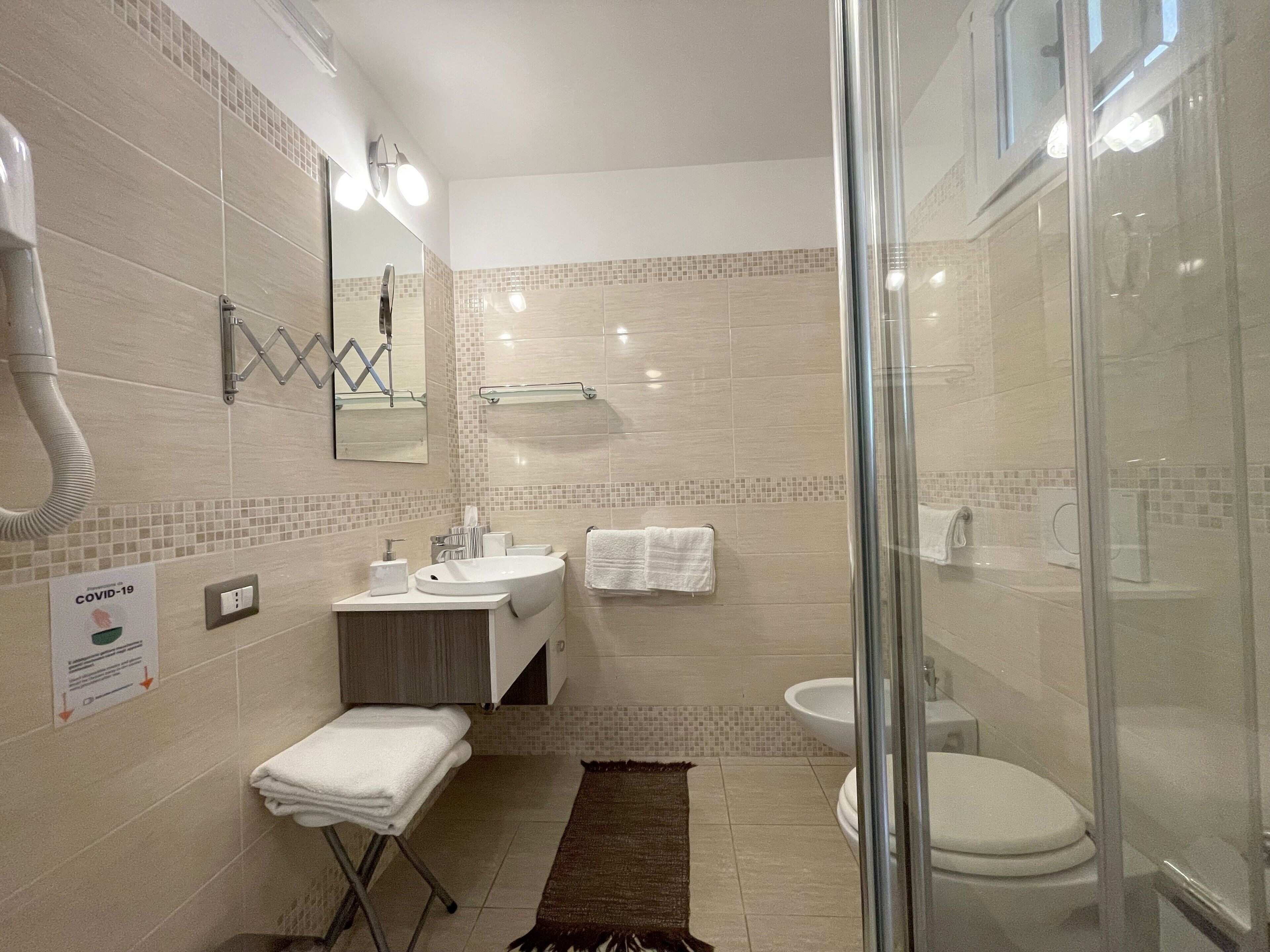Comfort Double Room | Bathroom | Shower, free toiletries, hair dryer, bidet