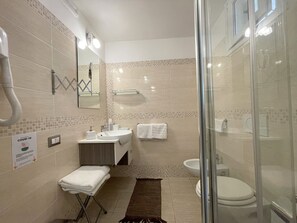Habitación Confort doble | Baño | Ducha, artículos de higiene personal gratuitos, secador de pelo y bidé