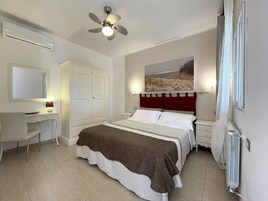 Comfort Double Room | Individually furnished, blackout drapes, free WiFi, bed sheets
