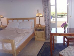 Egyptian cotton sheets, premium bedding, desk, iron/ironing board - Hotel Kareem (Luxor)