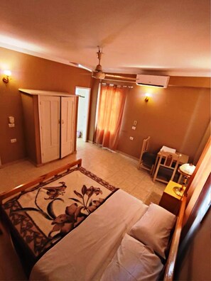 Egyptian cotton sheets, premium bedding, desk, iron/ironing board - Hotel Kareem (Luxor)