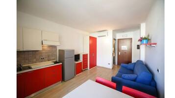 Familienstudio, Kochnische, Stadtblick | Schallisolierte Zimmer, kostenloses WLAN