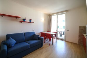 تلفزيون بشاشة مسطحة بحجم 27-بوصة يعرض قنوات تلفزيونية رقمية، تلفزيون