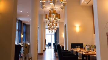 2 ravintolaa, joissa tarjoillaan aamiainen; kansainvälinen keittiö