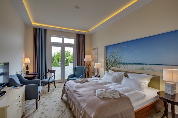 Hypo-allergenic bedding, in-room safe, blackout drapes, free WiFi