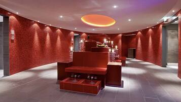 Behandelingskamers voor koppels, een sauna, een stoombad