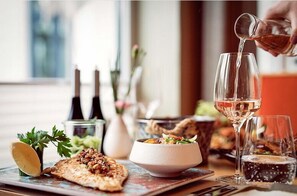 2 restaurants, breakfast, lunch, dinner served; international cuisine