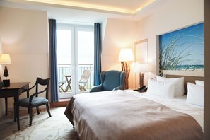 Hypo-allergenic bedding, in-room safe, blackout drapes, free WiFi