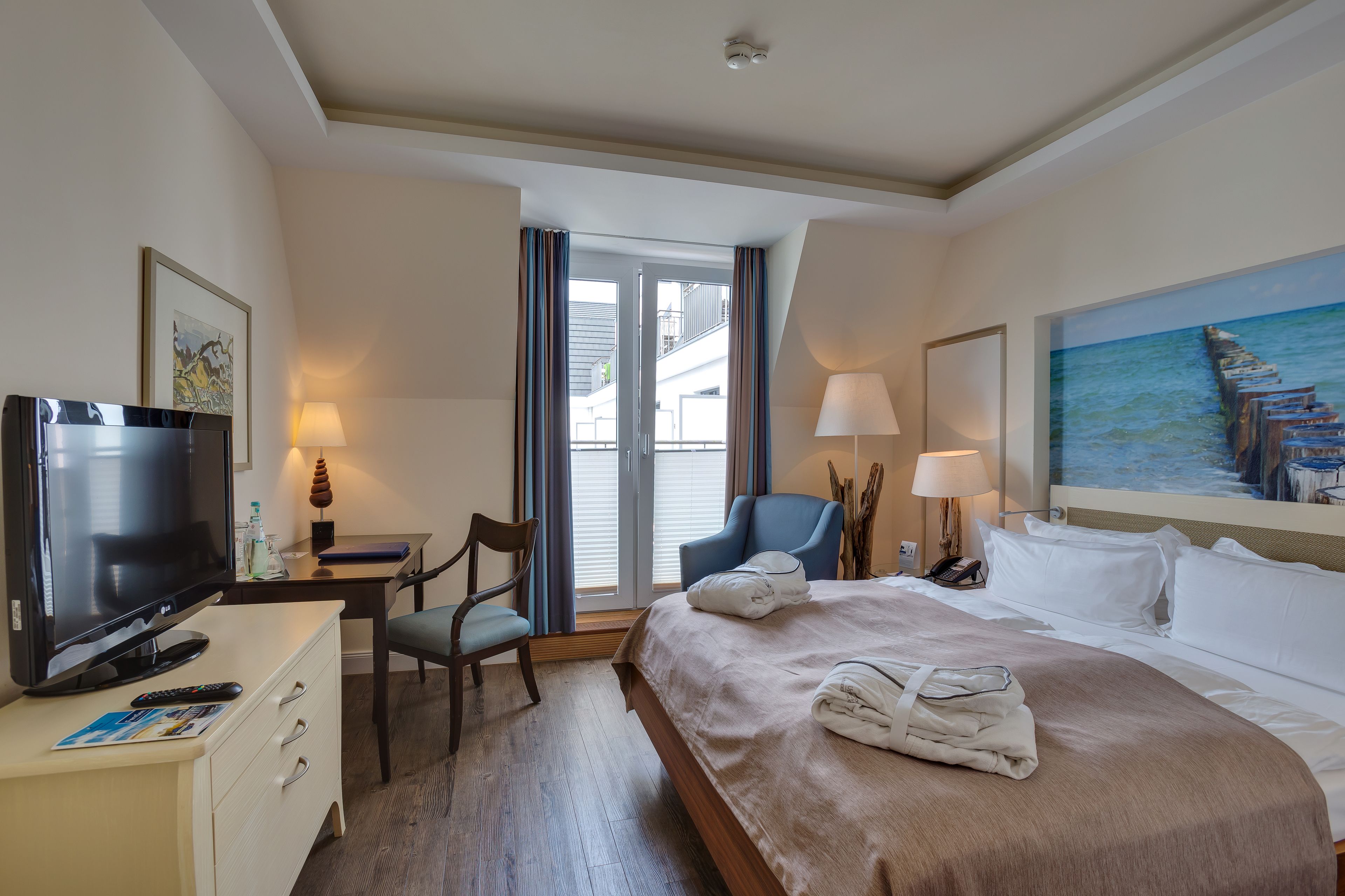 Hypo-allergenic bedding, in-room safe, blackout curtains, free WiFi