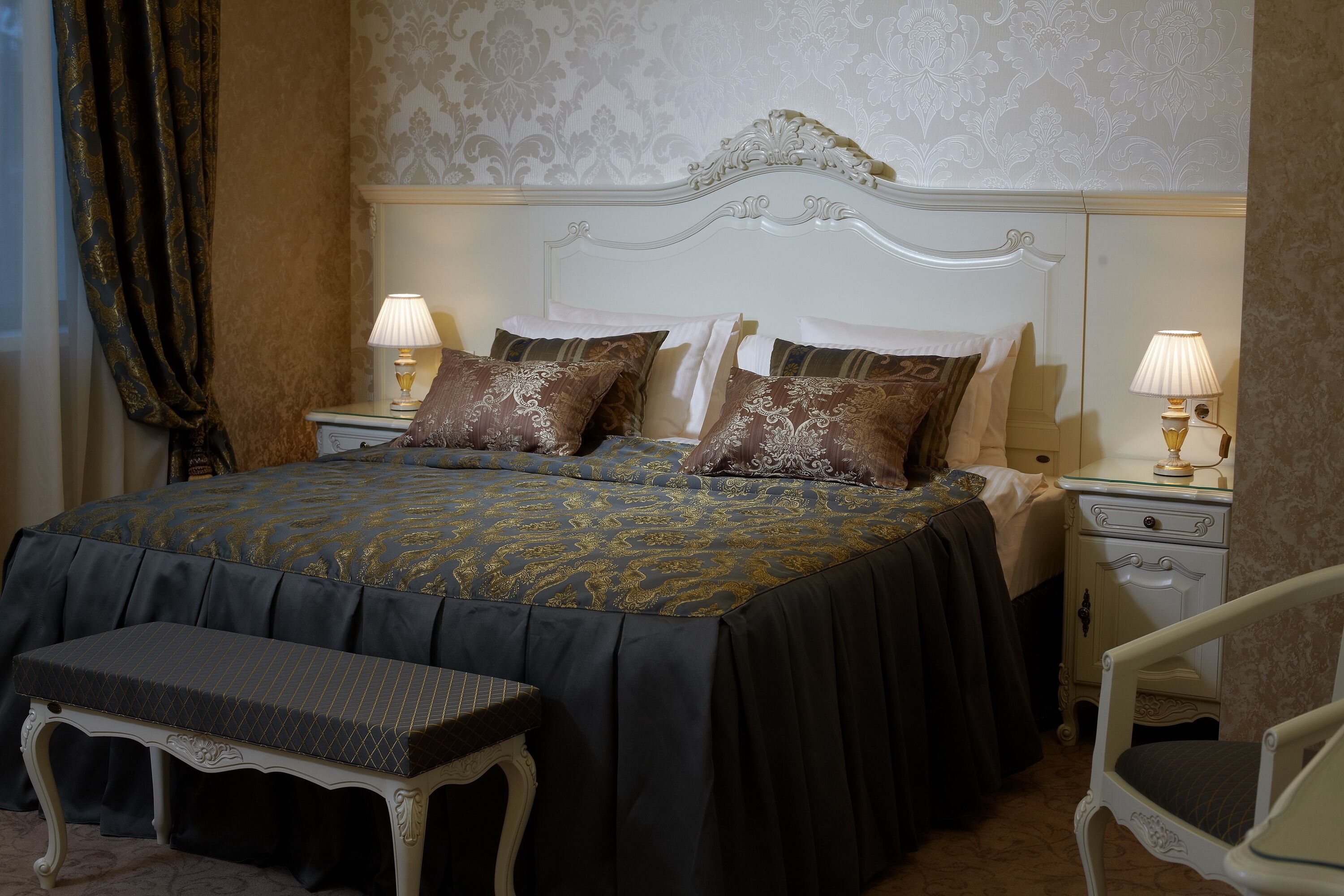 ミニバー、セーフティボックス (室内)、デスク、防音設備