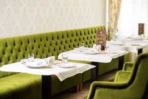 Frühstück, Mittagessen, Abendessen und Brunch werden serviert