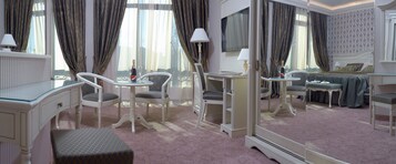 Minibar, caja de seguridad en la habitación y escritorio 