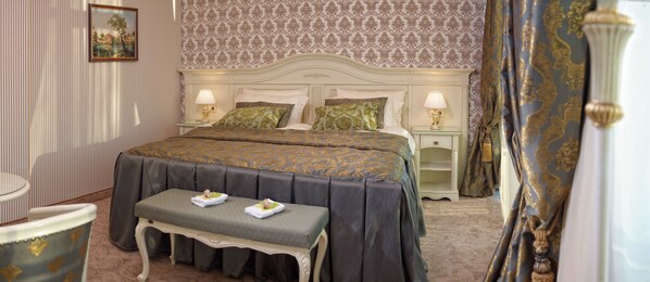 Minibar, in-room safe, desk, soundproofing - Savoy Hotel (Chisinau)