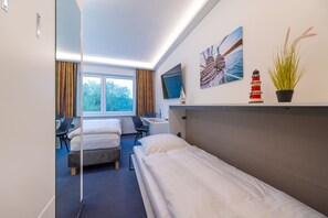 Comfort Triple Room | Down comforters, desk, laptop workspace, blackout drapes - Hotel Mukran (Sassnitz)