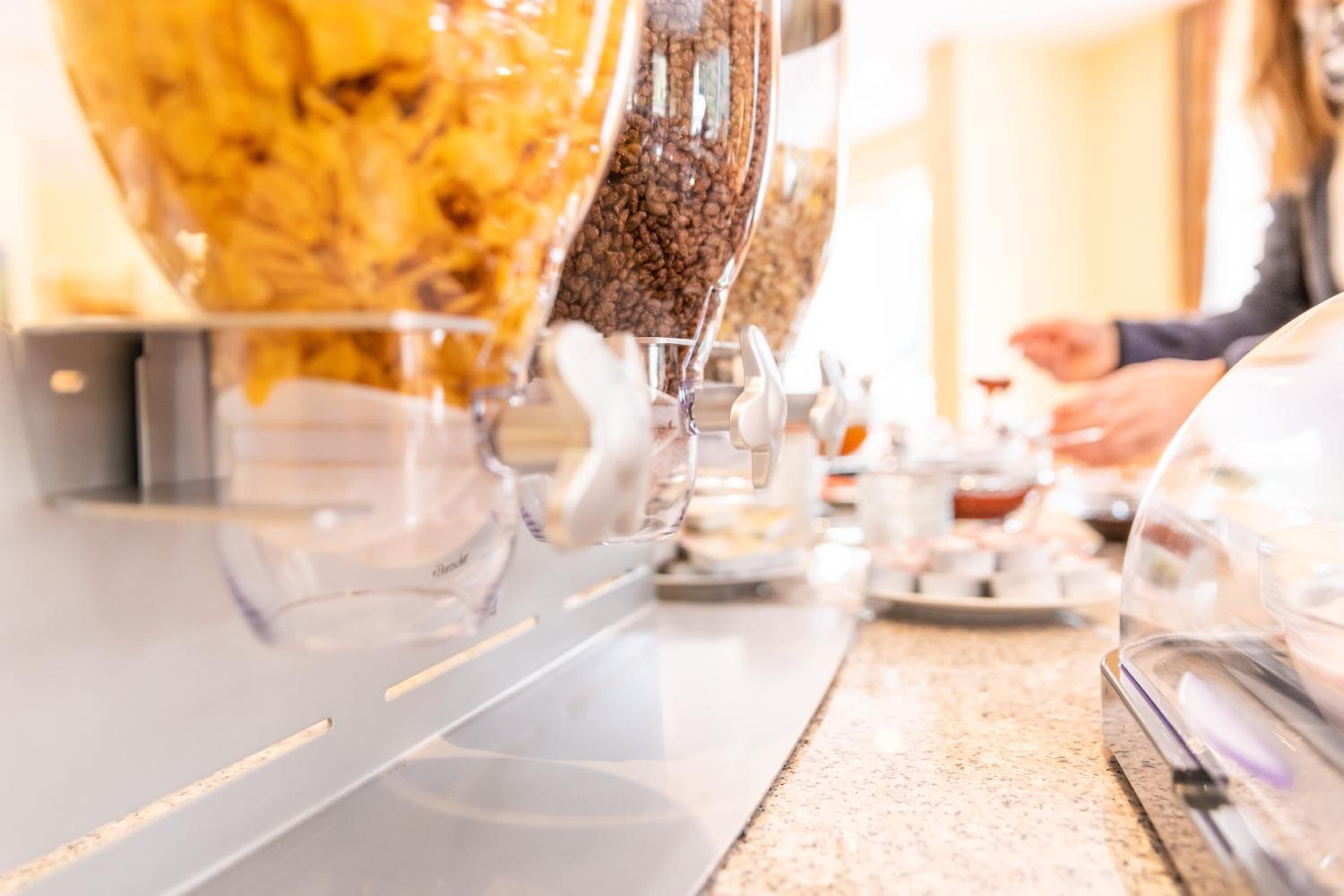 Eine Kaffeemaschine mit mehreren Ausgabesystemen, vermutlich für unterschiedliche Kaffeesorten oder Getränke.