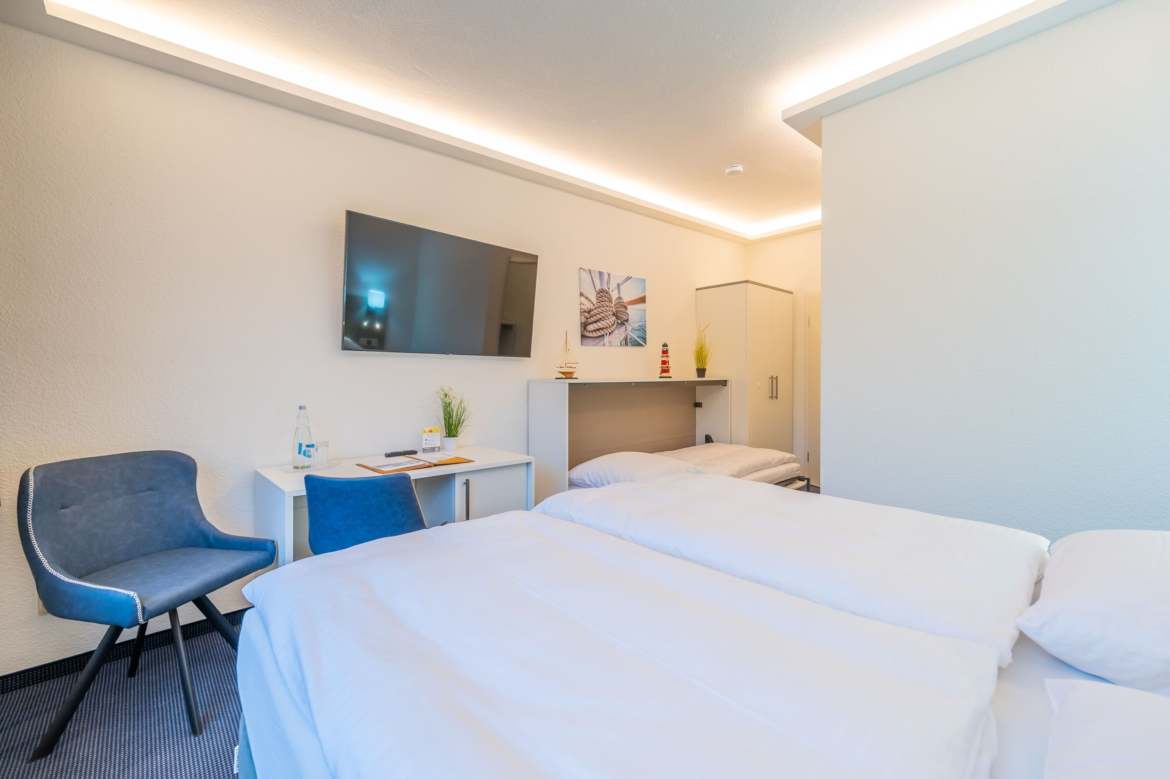 Quarto triplo conforto | Área de estar | TV 80 cm com canais a cabo, pebolim