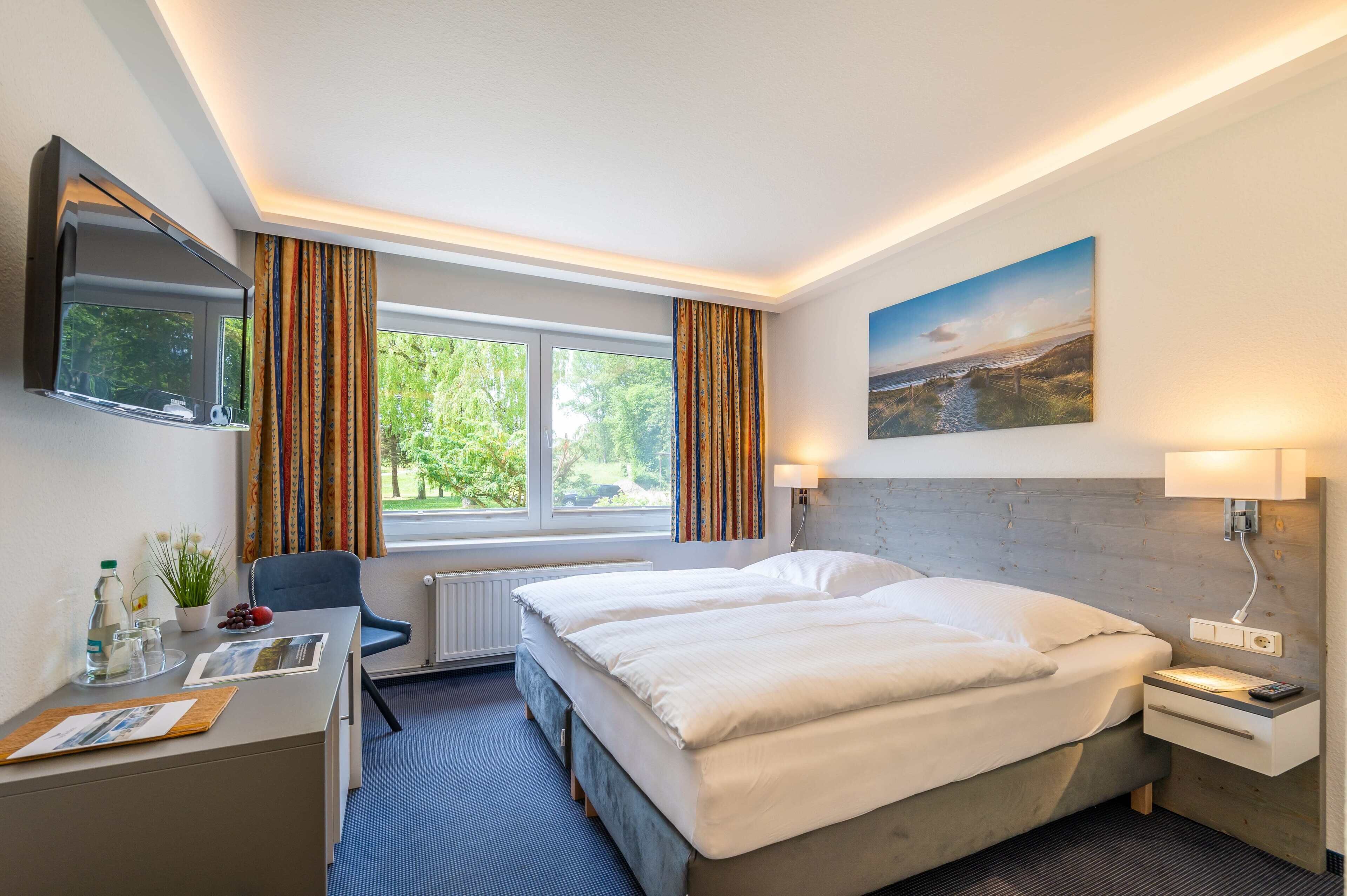 Comfort Double Room, 1 Queen Bed, Non Smoking | Down comforters, desk, laptop workspace, blackout drapes