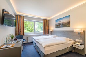 Kahden hengen comfort-huone, 1 keskisuuri parisänky, tupakointi kielletty | Untuvapeitot, työpöytä, kannettavalle tietokoneelle sopiva työtila