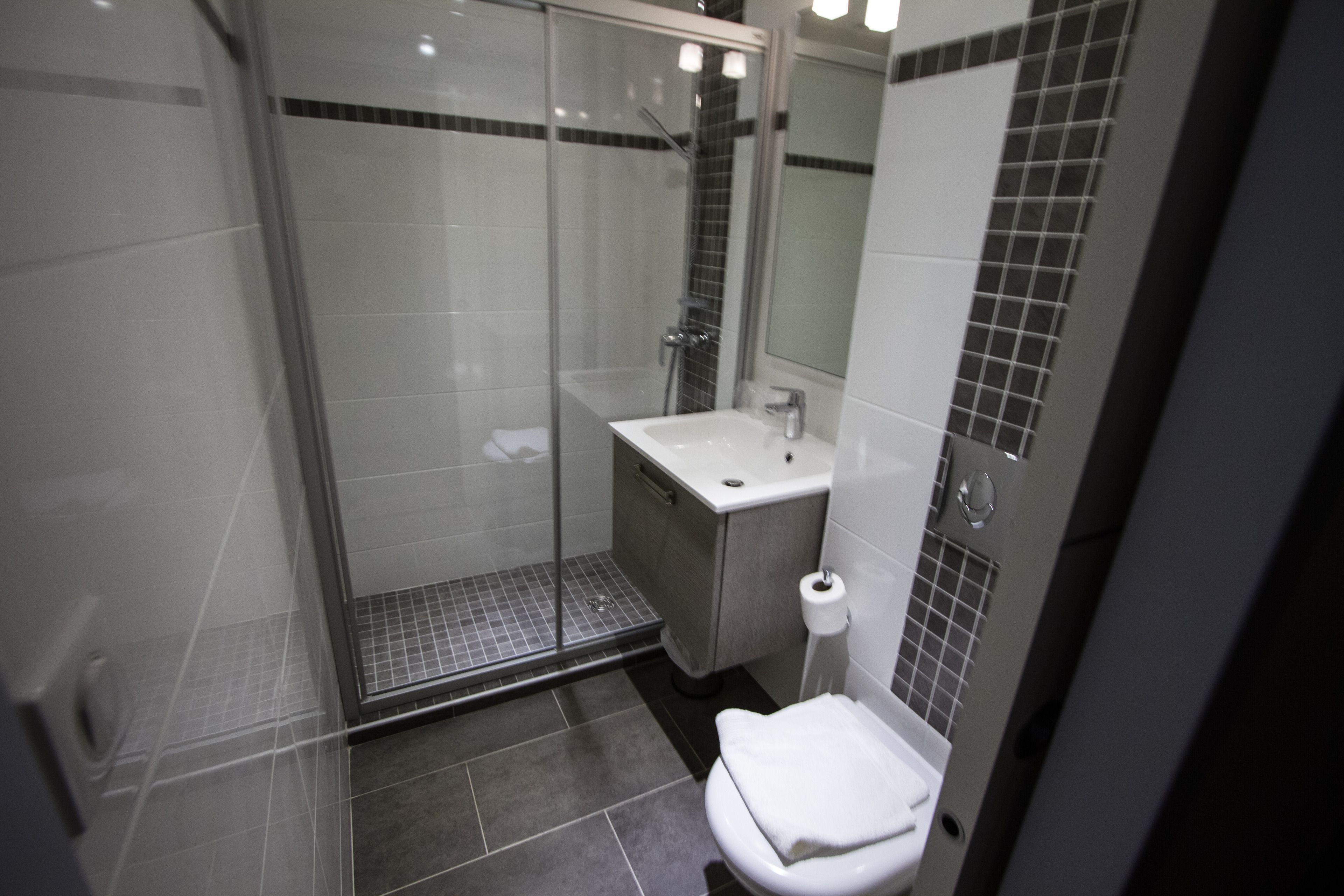 shower, free toiletries, hair dryer, towels