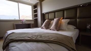 Luxe beddengoed, een bureau, geluiddichte muren