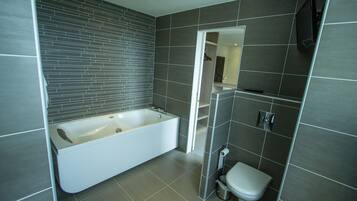 Exclusieve tweepersoonskamer, bubbelbad, uitzicht op zee | Badkamer | Een douche, gratis toiletartikelen, een haardroger, handdoeken