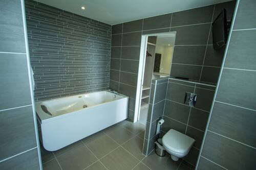 Doppia Exclusive, idromassaggio, vista mare | Bagno | Doccia, set di cortesia gratuito, asciugacapelli, asciugamani