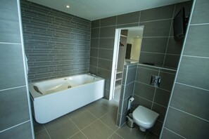 Doppia Exclusive, idromassaggio, vista mare | Bagno | Doccia, set di cortesia gratuito, asciugacapelli, asciugamani