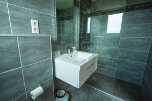 Bruser, gratis toiletartikler, hårtørrer, håndklæder