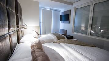 Superior driepersoonskamer, uitzicht op zee | Luxe beddengoed, een bureau, geluiddichte muren