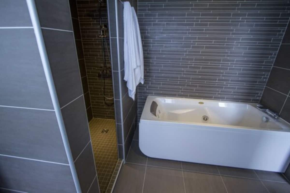 exclusive double room, jetted tub, sea view | jetted bathtub