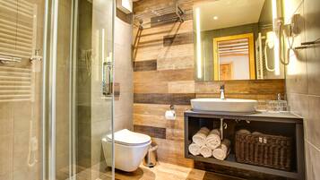 Apartment Deluxe | Bathroom | Shower, towels