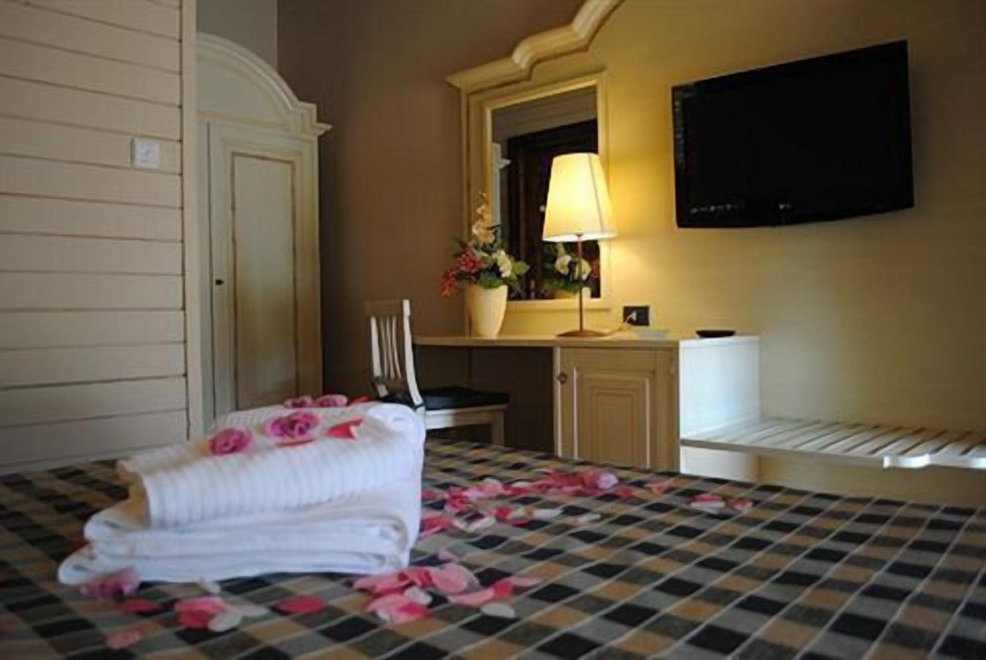 standard single room | minibar, in-room safe, desk, blackout curtains