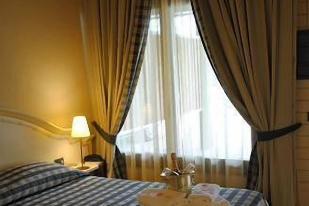 standard single room | minibar, in-room safe, desk, blackout curtains