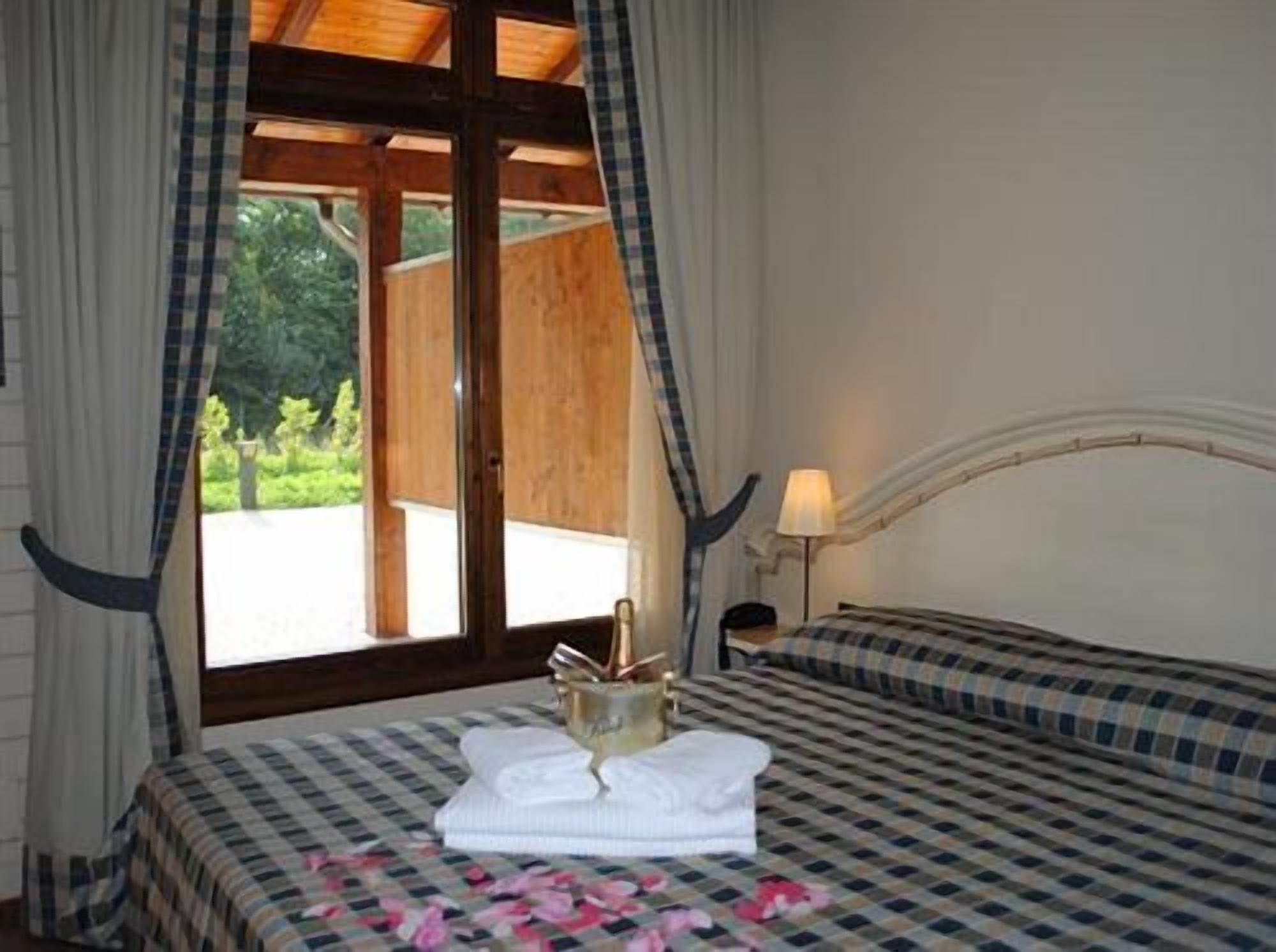 standard room | minibar, in-room safe, desk, blackout curtains