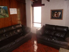 Lobby sitting area - Incalife - Hostel (Lima)