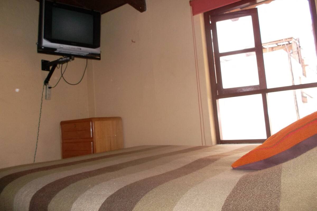 Quarto solteiro, banheiro privativo | Wi-Fi de cortesia