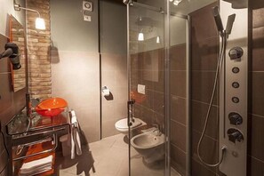 Doccia, asciugacapelli, bidet, asciugamani