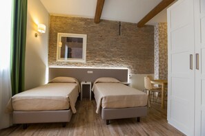 Individually decorated, individually furnished, desk, blackout drapes - Hotel Residence Diamantina (Ferrara)