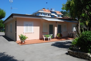 Espacio para trabajar con laptop y tabla de planchar con plancha