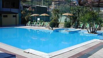 Kolam renang terbuka, dibuka dari pukul 9:00 hingga 19:00, payung kolam