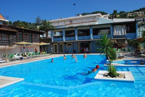 Outdoor pool, open 9:00 AM to 7:00 PM, pool umbrellas, sun loungers - Villaggio Verde Cupra (Cupra Marittima)