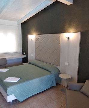 Espacio para trabajar con laptop y tabla de planchar con plancha