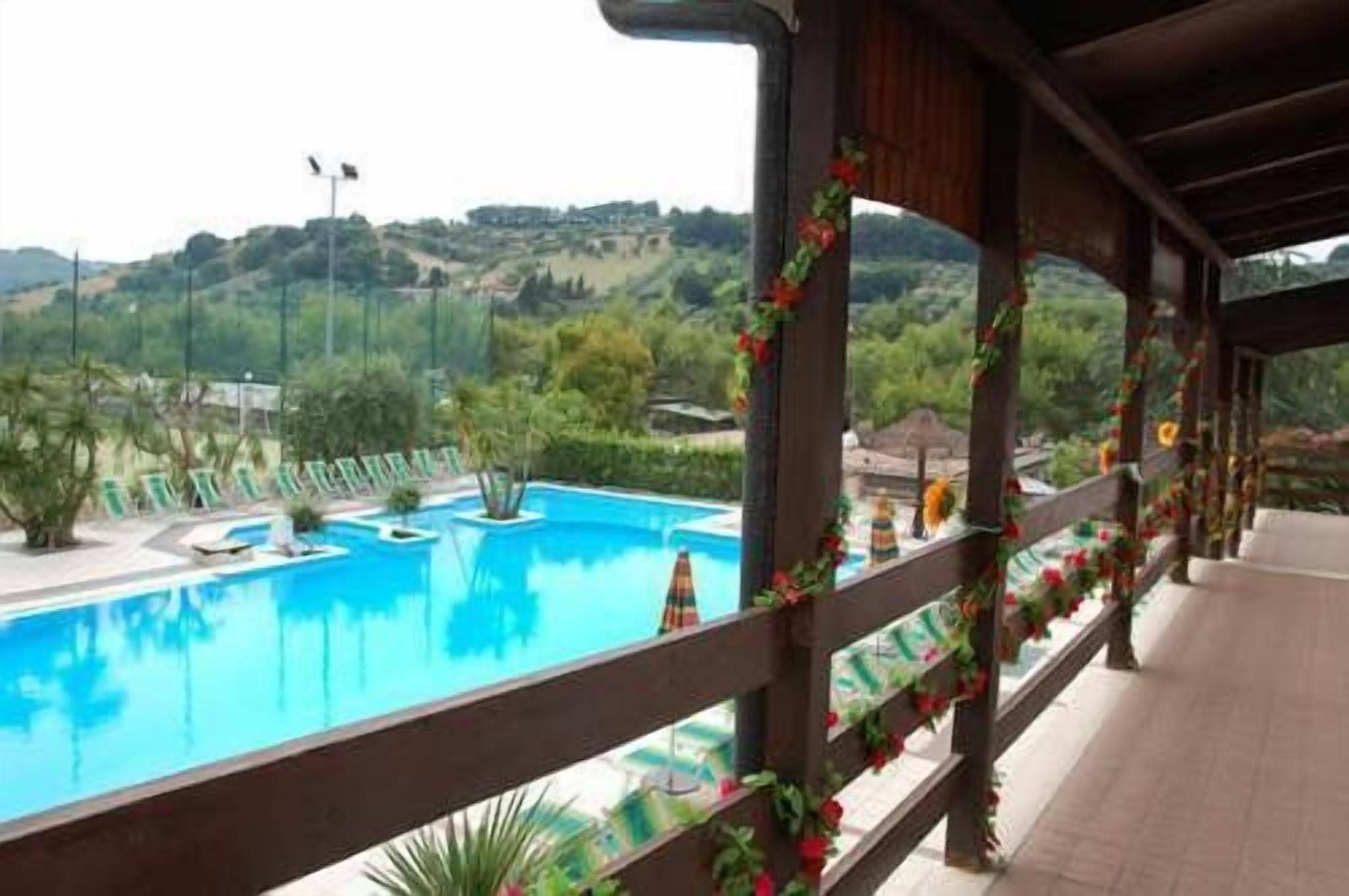 Piscina all'aperto, ombrelloni da piscina, lettini