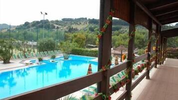 Piscina all'aperto, ombrelloni da piscina, lettini